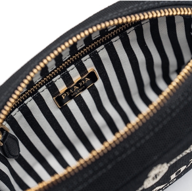 ☆送料関税込☆PRADA プラダ CANAPA ロゴ ポーチ☆超人気☆