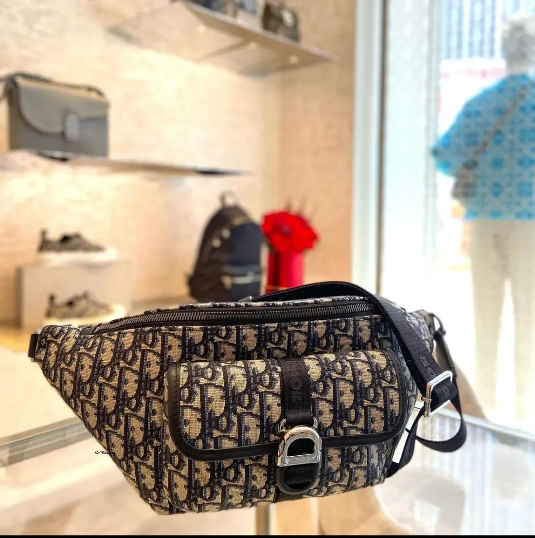 【気軽に持ち歩けるサイズ☆】 Dior 8 ベルトバッグ　ベージュ