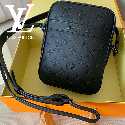 【ルイヴィトン】NEW!シャドーブラック☆スリムバッグDANUBE