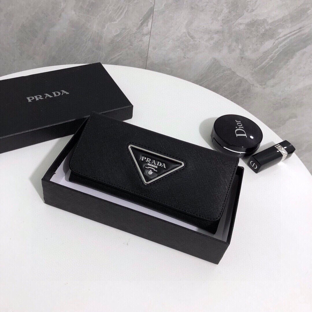 PRADA二つ折り財布