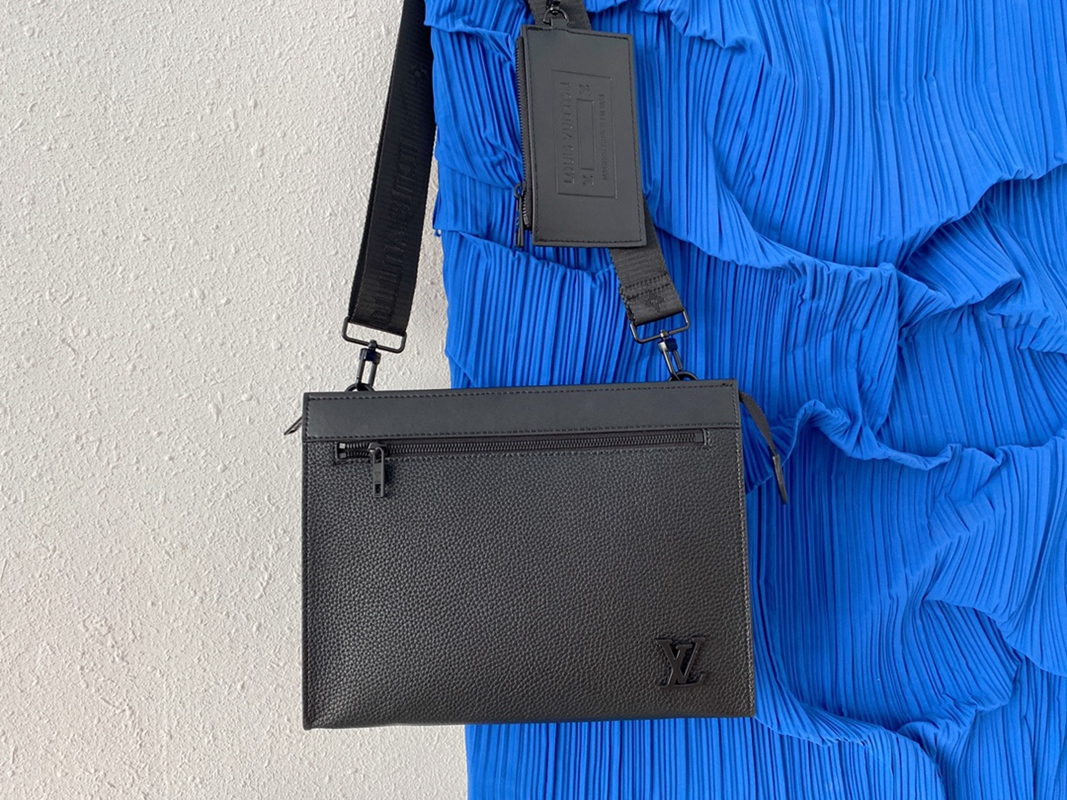 Louis Vuitton メッセンジャー・ヴォワヤージュ 黒