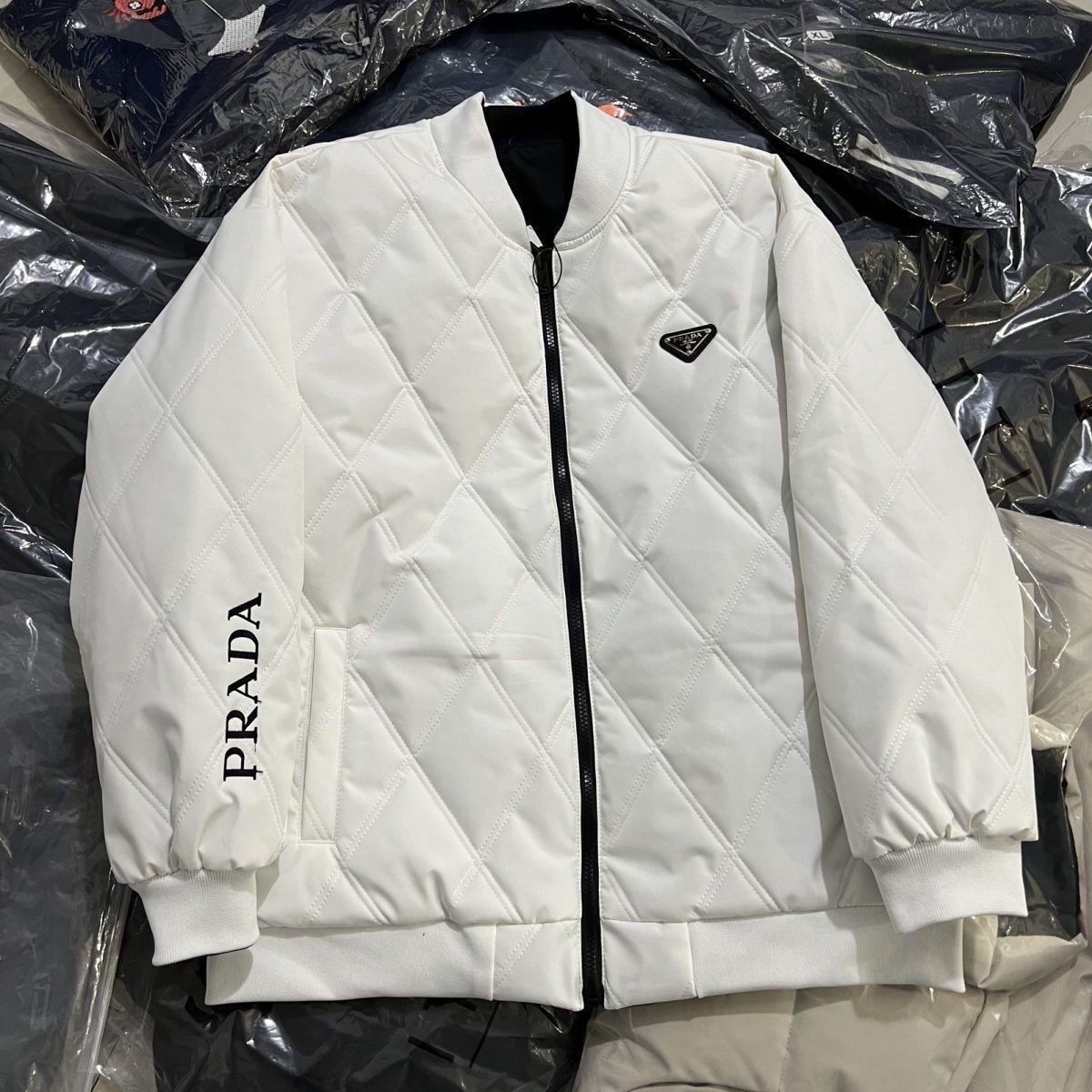 PRADA トライアングルロゴ ダウンジャケット