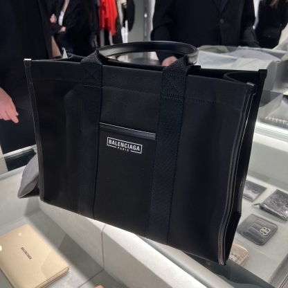 【バレンシアガ】超セール！ハードウェア トートバッグ UNISEX