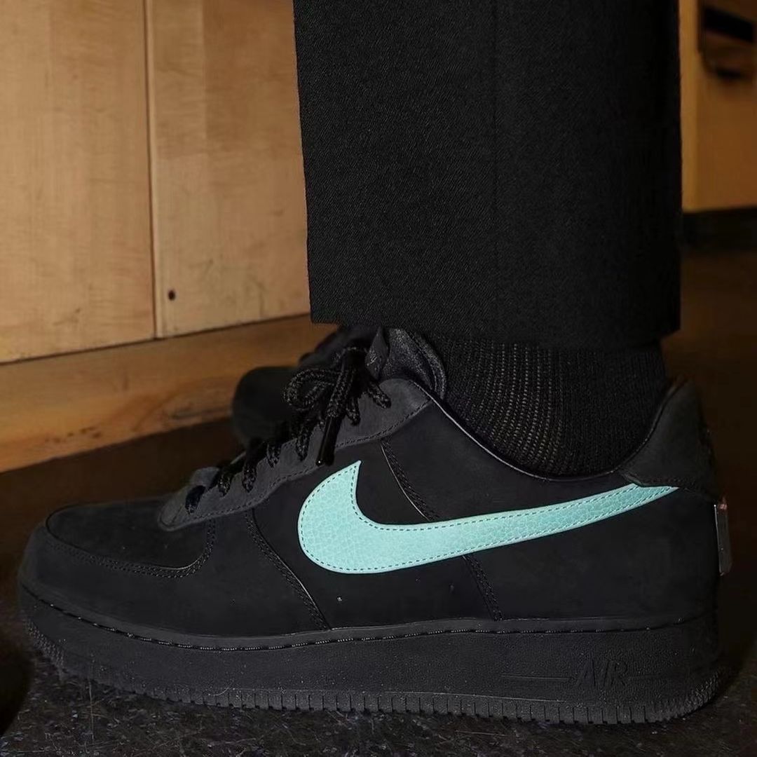 ★NIKE x TIFFANY★送関込★世界中を震撼させた話題のコラボ★ティファニー x ナイキエア フォース 1の限定