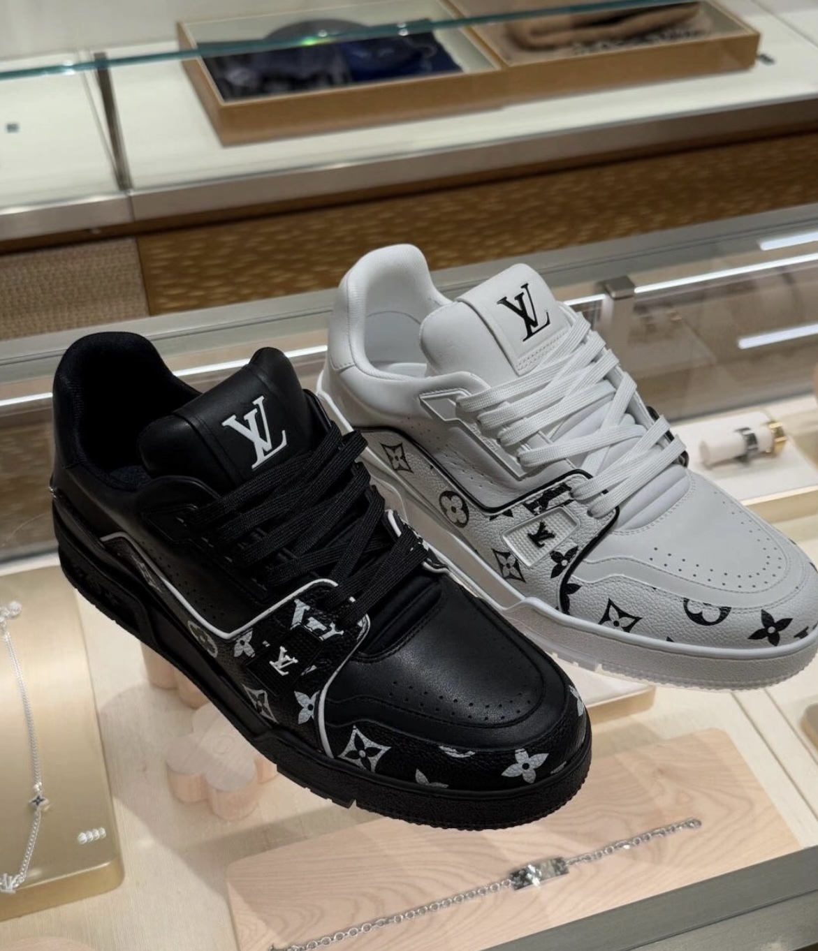 新作メンズ*LV*Trainer スニーカー モノクロモノグラム レザー