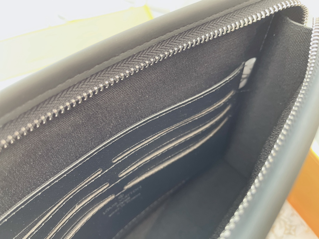 Louis Vuitton ☆ ルイヴィトン メンズポーチ、クラッチ、セカンドバッグ