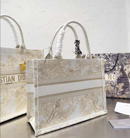 【新作】DIOR BOOK TOTE ミディアムバッグ