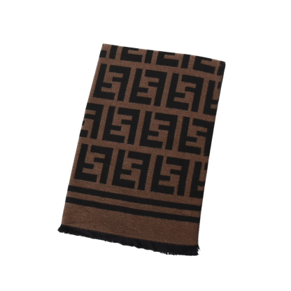 FENDI フェンディのギフトセット。ブラウンのFFパターン、ベッドリネンデザイン、ラムスキン製のダストバッグが特徴です。