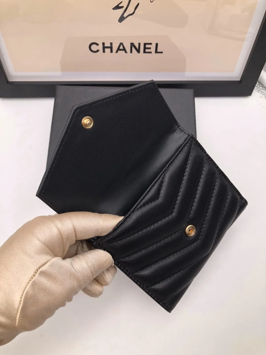 モノグラム コンパクト スリーフォールド ウォレット（ブラック／テクスチャードキルティングレザー）