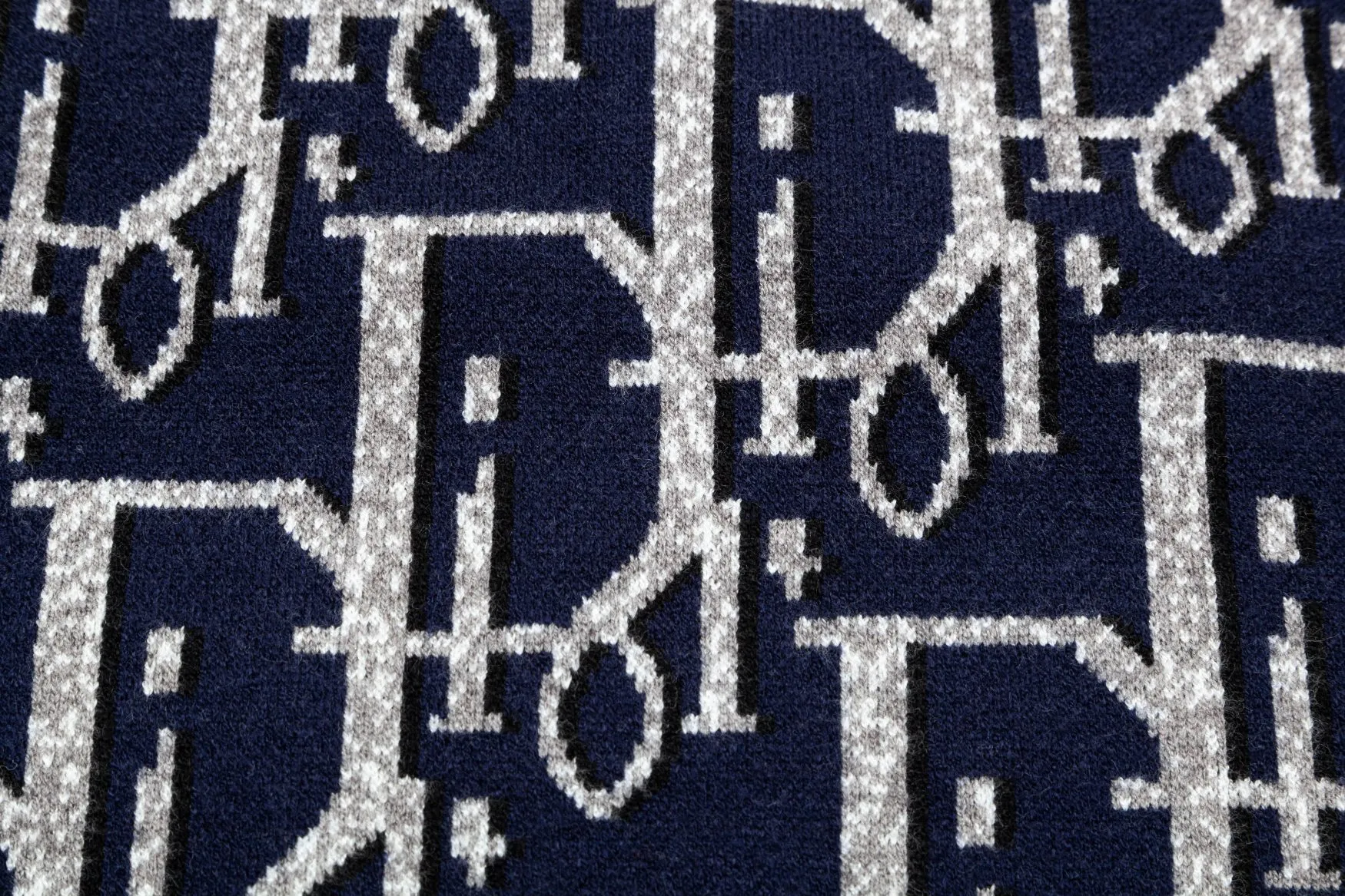 【DIOR 公式旗艦店】ディオール セーター好評に付き再入荷！ 240929