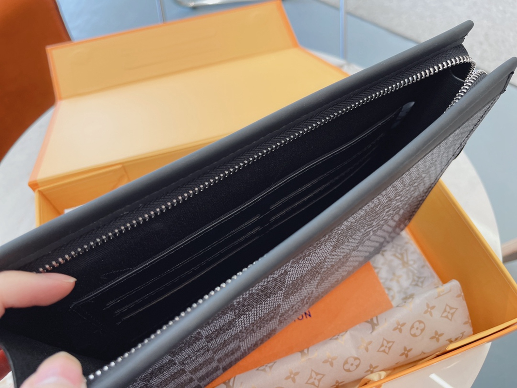 Louis Vuitton ☆ ルイヴィトン メンズポーチ、クラッチ、セカンドバッグ
