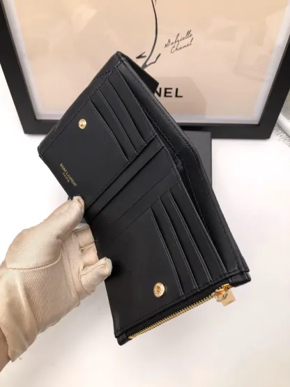 モノグラム コンパクト スリーフォールド ウォレット（ブラック／テクスチャードキルティングレザー）