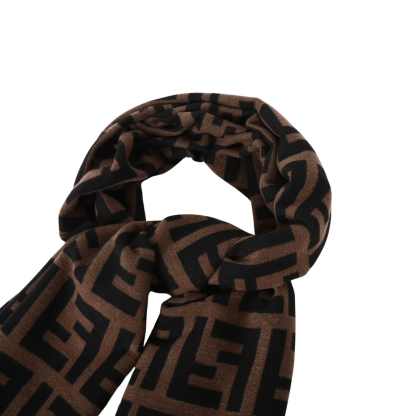 FENDI フェンディのギフトセット。ブラウンのFFパターン、ベッドリネンデザイン、ラムスキン製のダストバッグが特徴です。