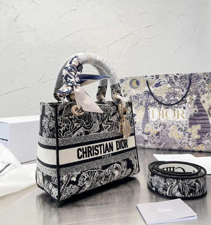 LADY D-LITE ミディアムバッグ