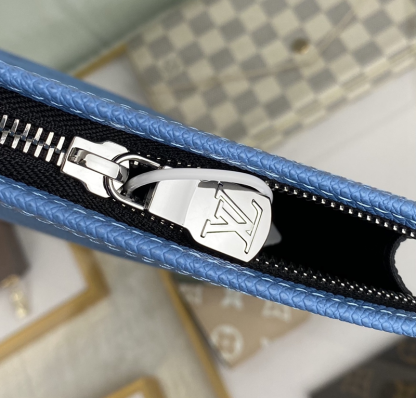 Louis Vuitton（ルイヴィトン）ヴォワヤージュ MM クラッチバッグ M30761