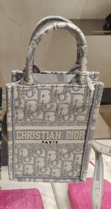 【完売確実！最新サイズ！】DIORブックトートphoneバック