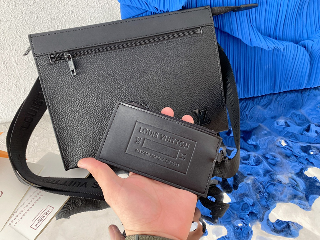 Louis Vuitton メッセンジャー・ヴォワヤージュ 黒