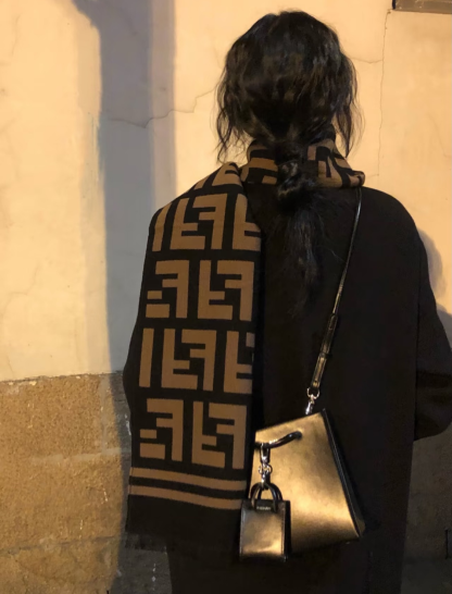 FENDI フェンディのギフトセット。ブラウンのFFパターン、ベッドリネンデザイン、ラムスキン製のダストバッグが特徴です。