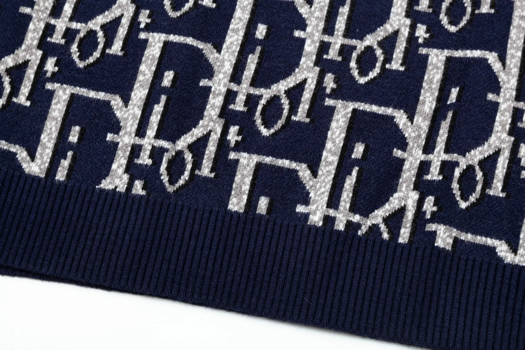 【DIOR 公式旗艦店】ディオール セーター好評に付き再入荷！ 240929