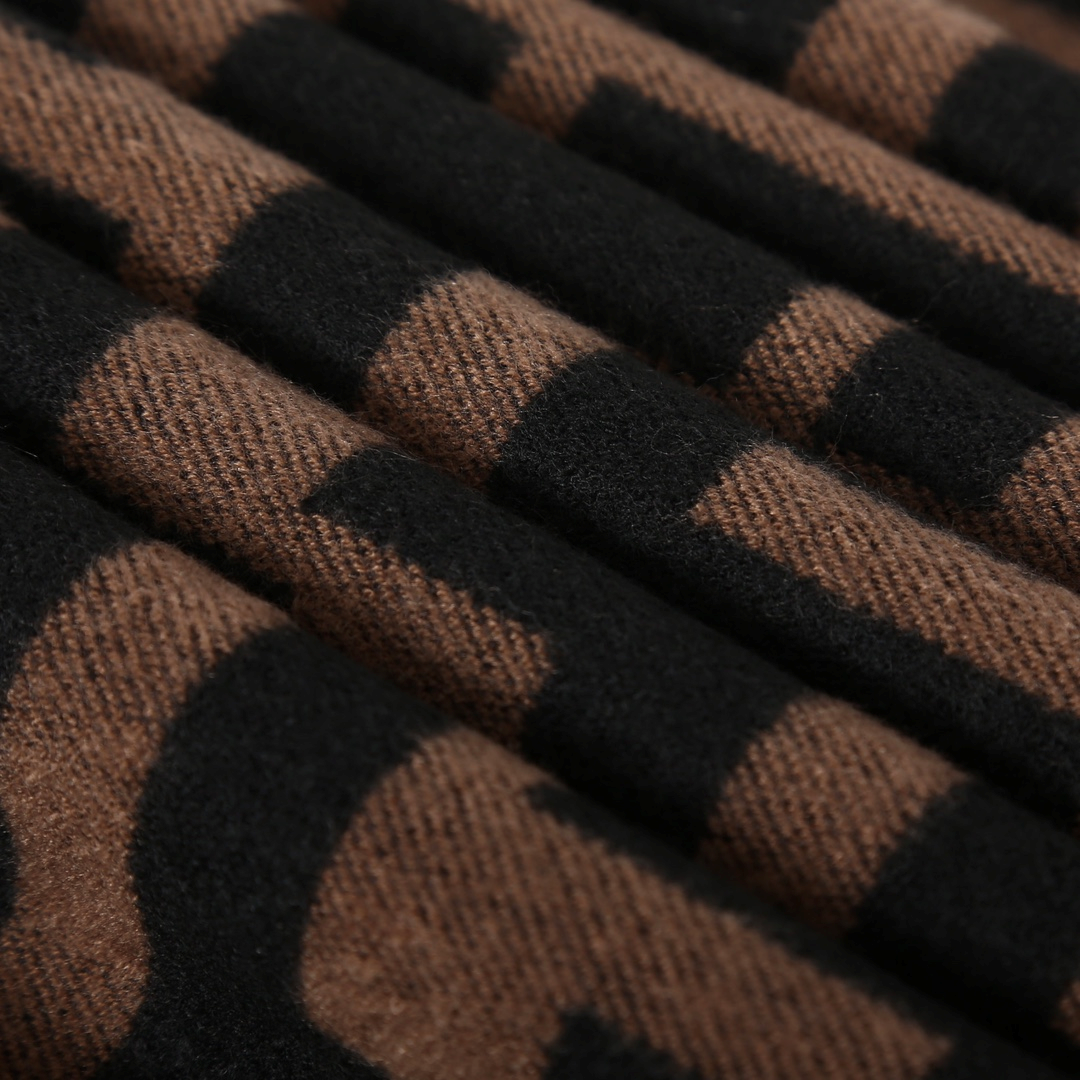 FENDI フェンディのギフトセット。ブラウンのFFパターン、ベッドリネンデザイン、ラムスキン製のダストバッグが特徴です。