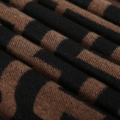 FENDI フェンディのギフトセット。ブラウンのFFパターン、ベッドリネンデザイン、ラムスキン製のダストバッグが特徴です。