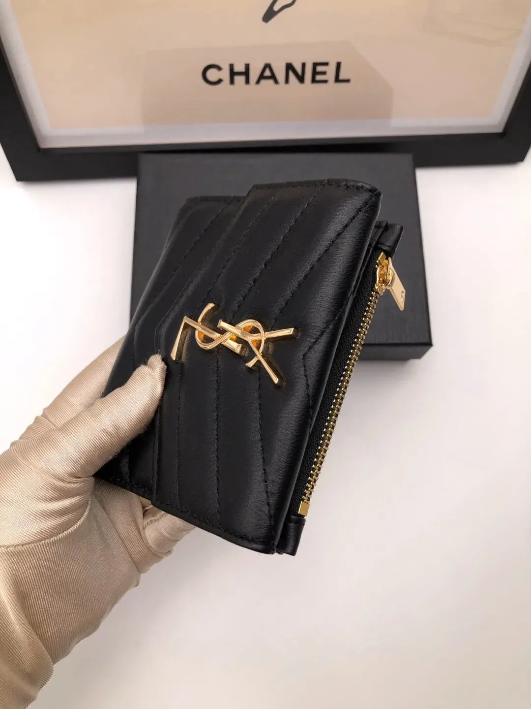 モノグラム コンパクト スリーフォールド ウォレット（ブラック／テクスチャードキルティングレザー）