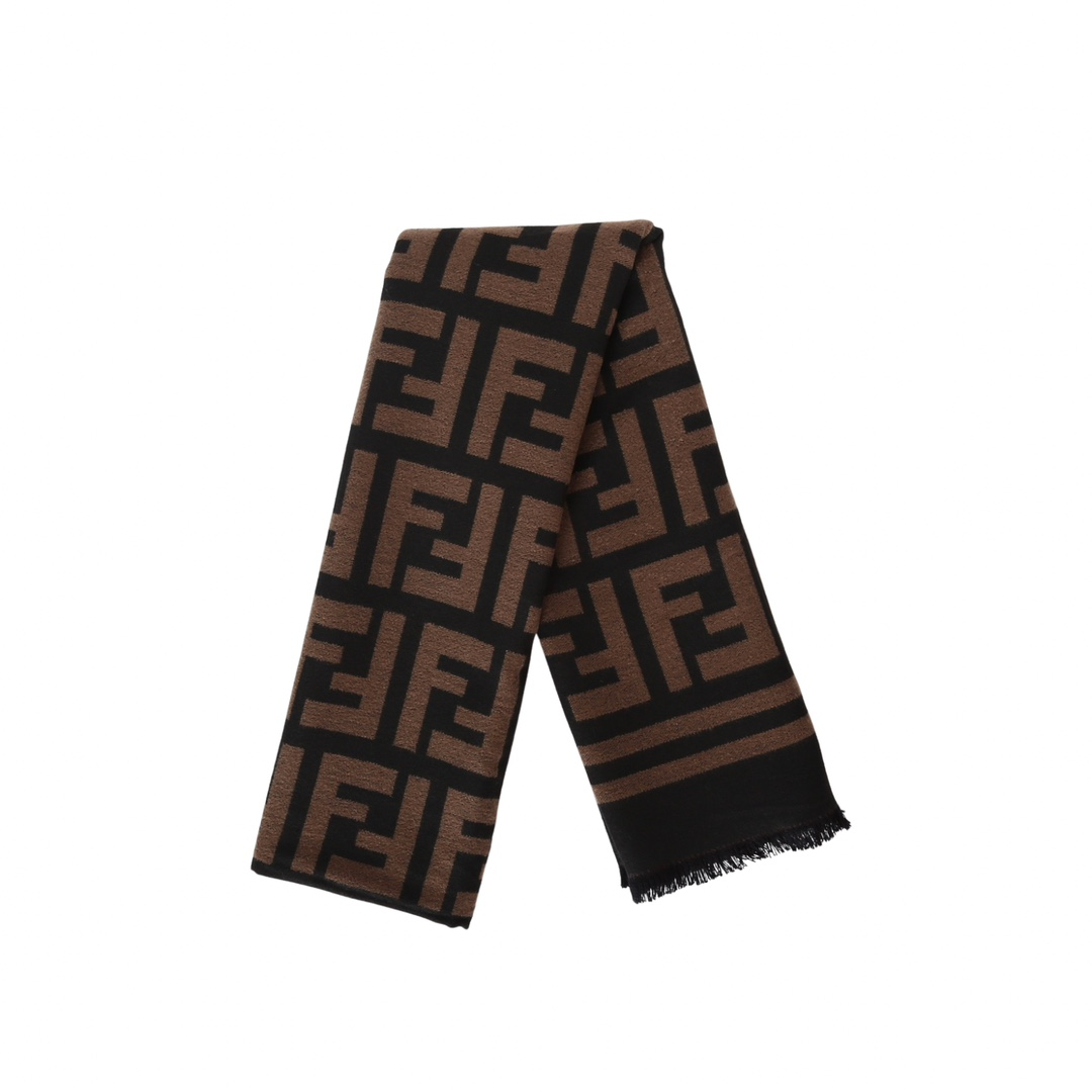 FENDI フェンディのギフトセット。ブラウンのFFパターン、ベッドリネンデザイン、ラムスキン製のダストバッグが特徴です。