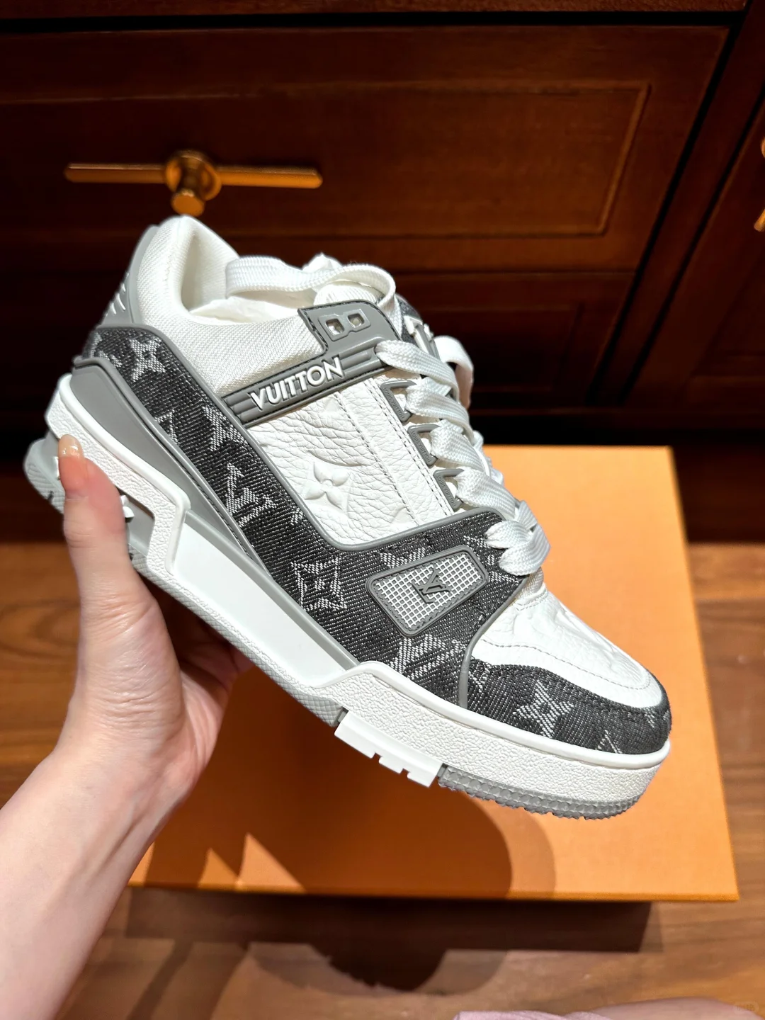 ◆人気を誇る1足【 LV 】LV トレイナー・ライン スニーカー 3色