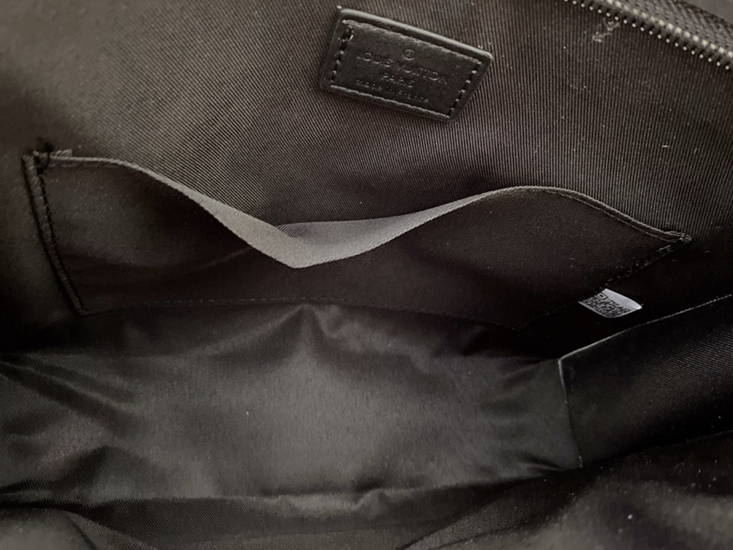 Louis Vuitton メッセンジャー・ヴォワヤージュ 黒