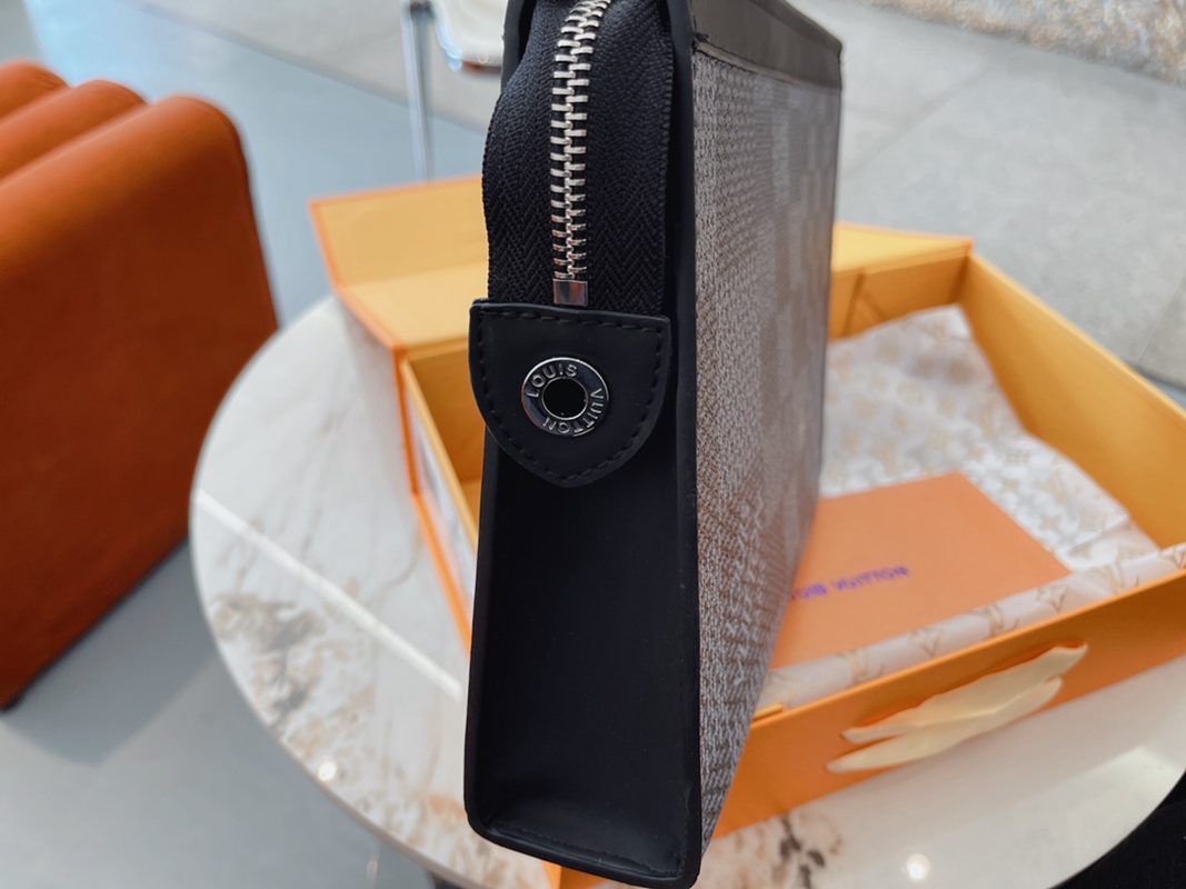 Louis Vuitton ☆ ルイヴィトン メンズポーチ、クラッチ、セカンドバッグ