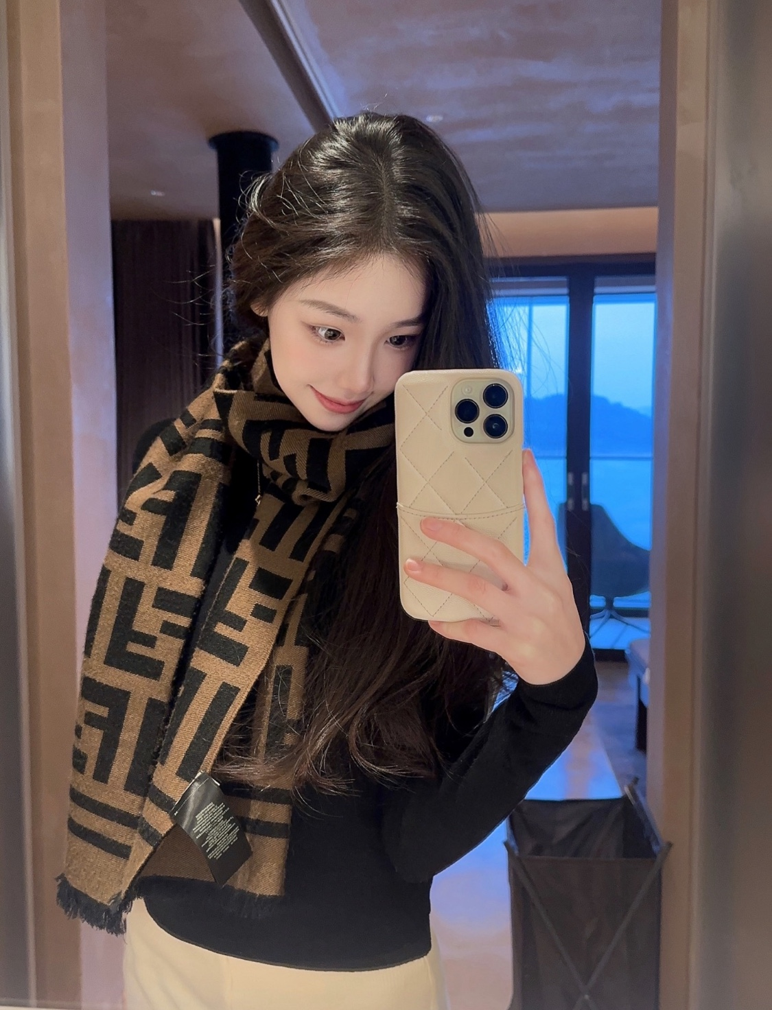 FENDI フェンディのギフトセット。ブラウンのFFパターン、ベッドリネンデザイン、ラムスキン製のダストバッグが特徴です。