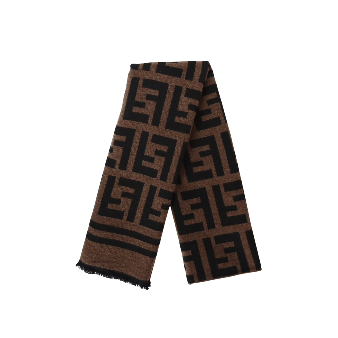 FENDI フェンディのギフトセット。ブラウンのFFパターン、ベッドリネンデザイン、ラムスキン製のダストバッグが特徴です。