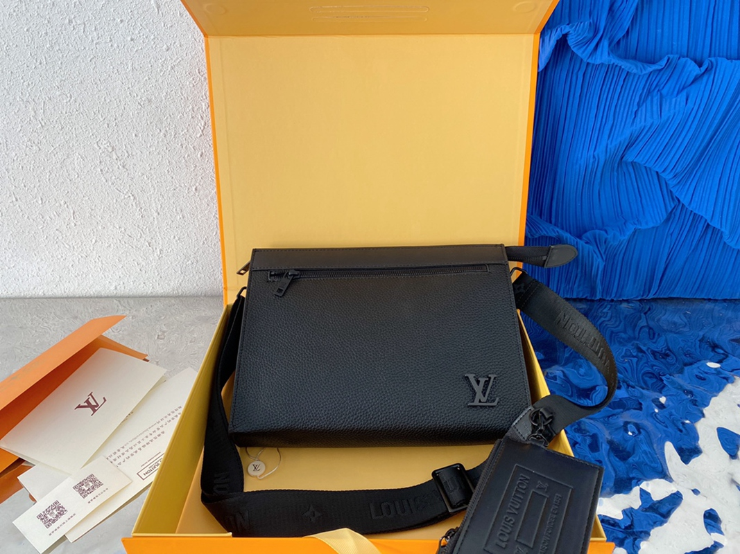 Louis Vuitton メッセンジャー・ヴォワヤージュ 黒