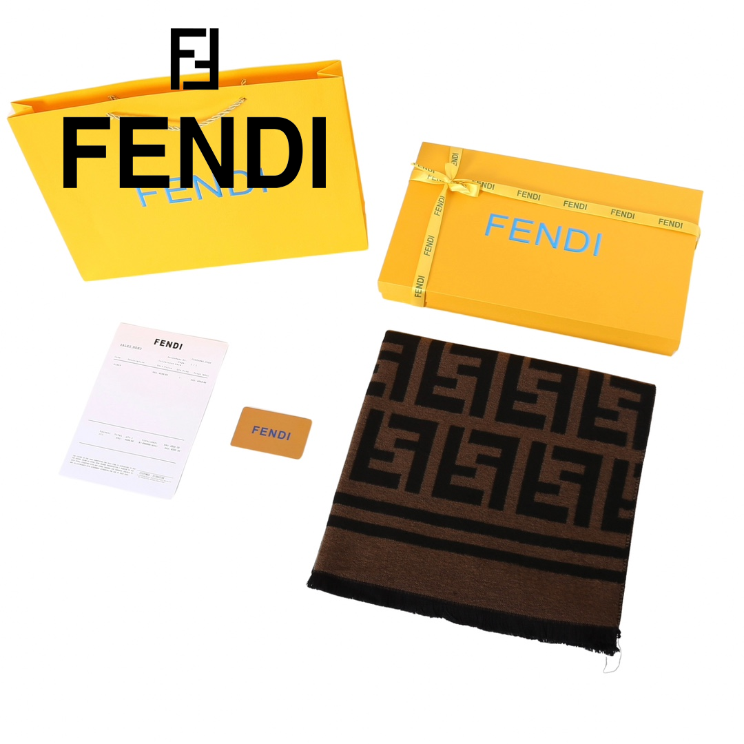 FENDI フェンディのギフトセット。ブラウンのFFパターン、ベッドリネンデザイン、ラムスキン製のダストバッグが特徴です。