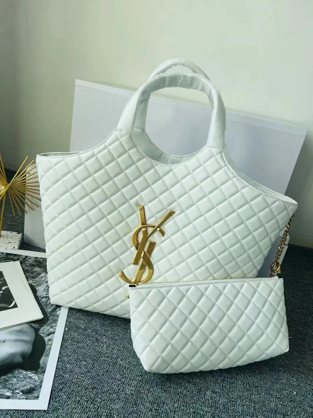 滝沢カレンさん【BLACKPINKROSE同じバッグ】SAINT LAURENTイカール マキシ ショッピングバッグ（ラムスキン／キルティン