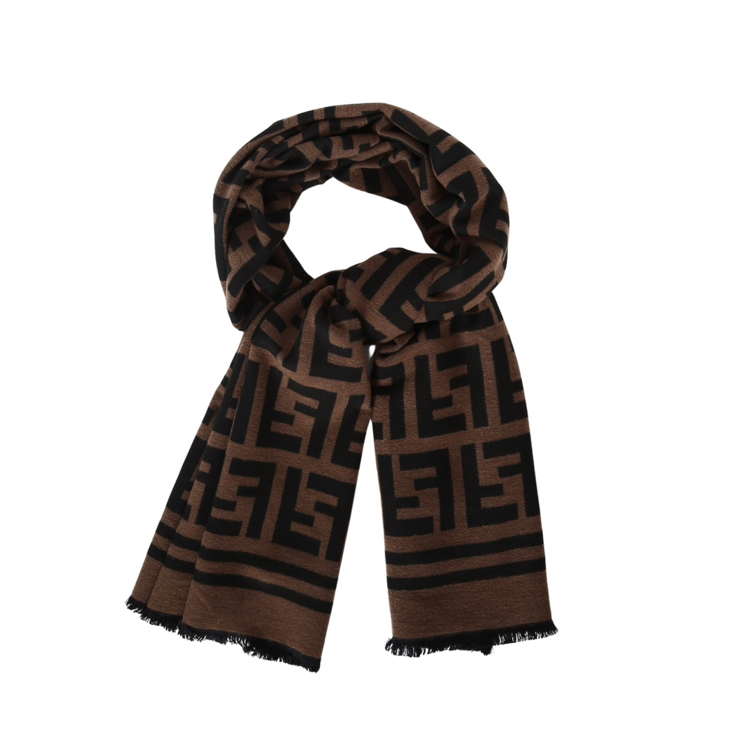 FENDI フェンディのギフトセット。ブラウンのFFパターン、ベッドリネンデザイン、ラムスキン製のダストバッグが特徴です。