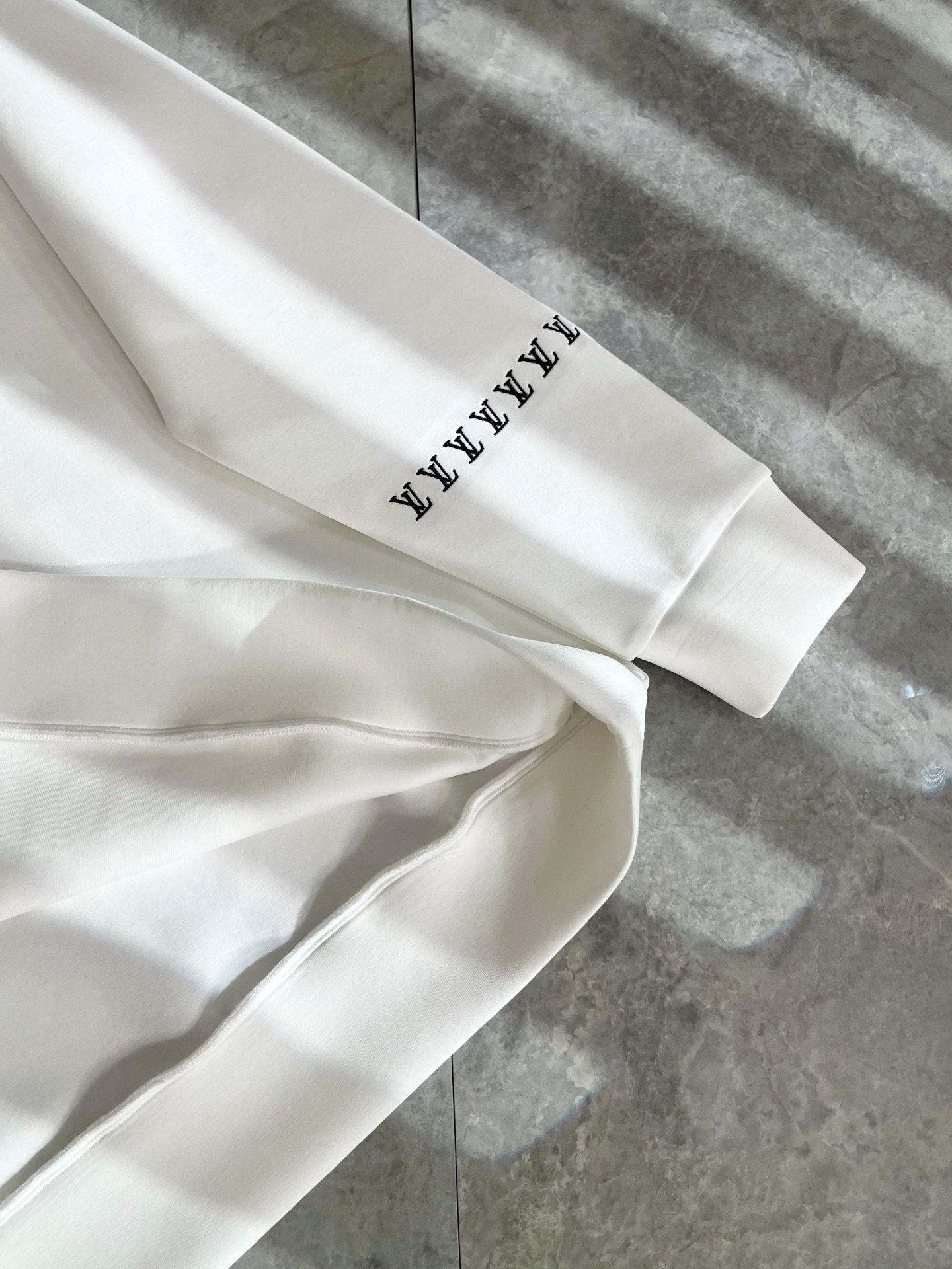 LOUIS VUITTON バックロゴ ユニセックス プルオーバー