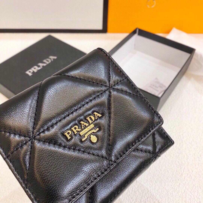 PRADAシープスキンショートウォレット