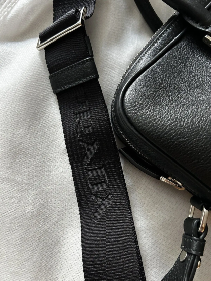 PRADA プラダロゴ レザー ブリーフケース ビジネスバッグ 2VE368