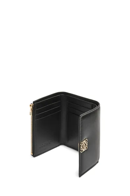 パファー アナグラム バーティカル ウォレット スモール（シャイニーナパカーフ）