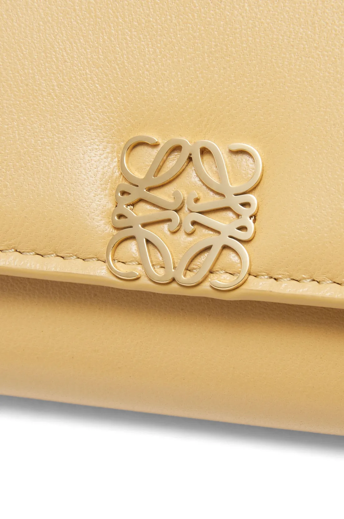 パファー アナグラム バーティカル ウォレット スモール（シャイニーナパカーフ）