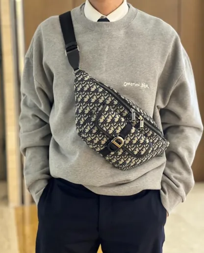 【気軽に持ち歩けるサイズ☆】 Dior 8 ベルトバッグ　ベージュ