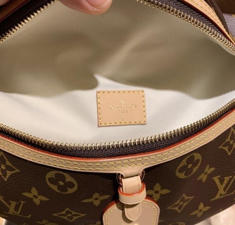 【お洒落で機能的】★LOUIS VUITTON★ショルダーバック
