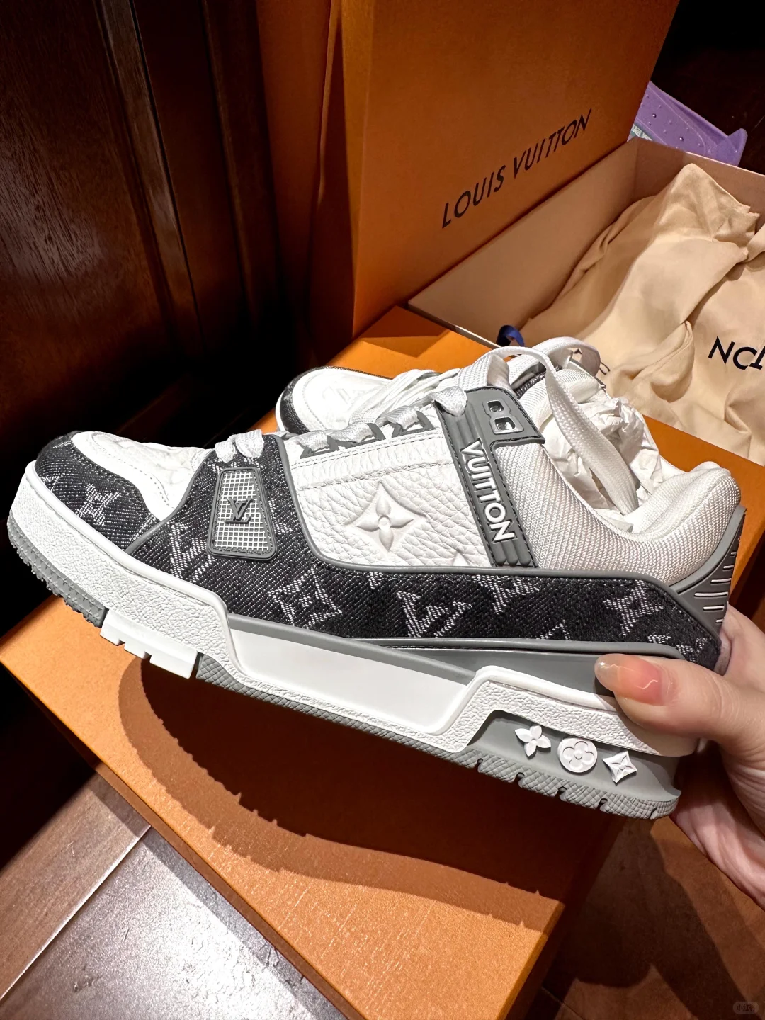 ◆人気を誇る1足【 LV 】LV トレイナー・ライン スニーカー 3色