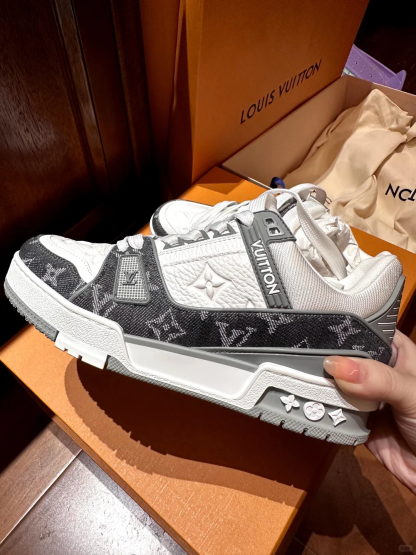 ◆人気を誇る1足【 LV 】LV トレイナー・ライン スニーカー 3色