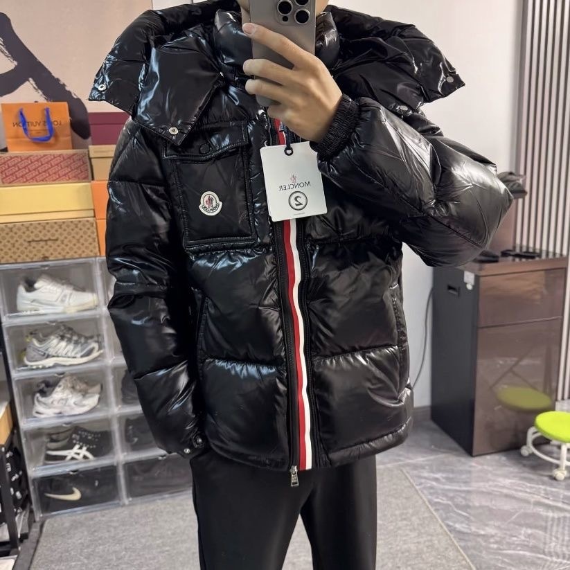 【公式認定ストア】MONCLERモンクレール 定番ダウンコート 限定発売中！多くの著名人やセレブに愛用されています! 爆買い！即完売必至 MONTBELIARD「三色ストライプジッパー」(さんしょくストライプジッパー)