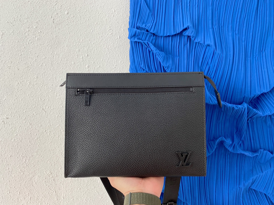 Louis Vuitton メッセンジャー・ヴォワヤージュ 黒