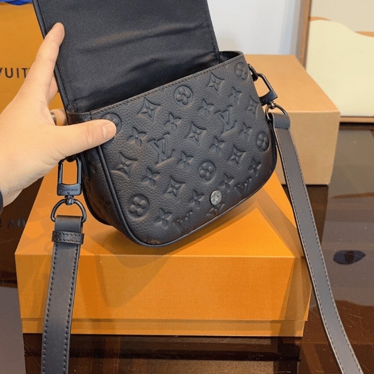 Louis Vuitton これは、背負う人のセンスを選ばない、良い意味での「無個性」