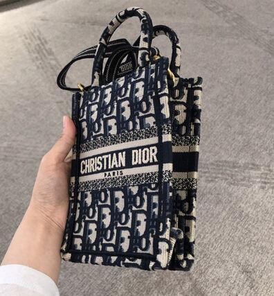 【完売確実！最新サイズ！】DIORブックトートphoneバック