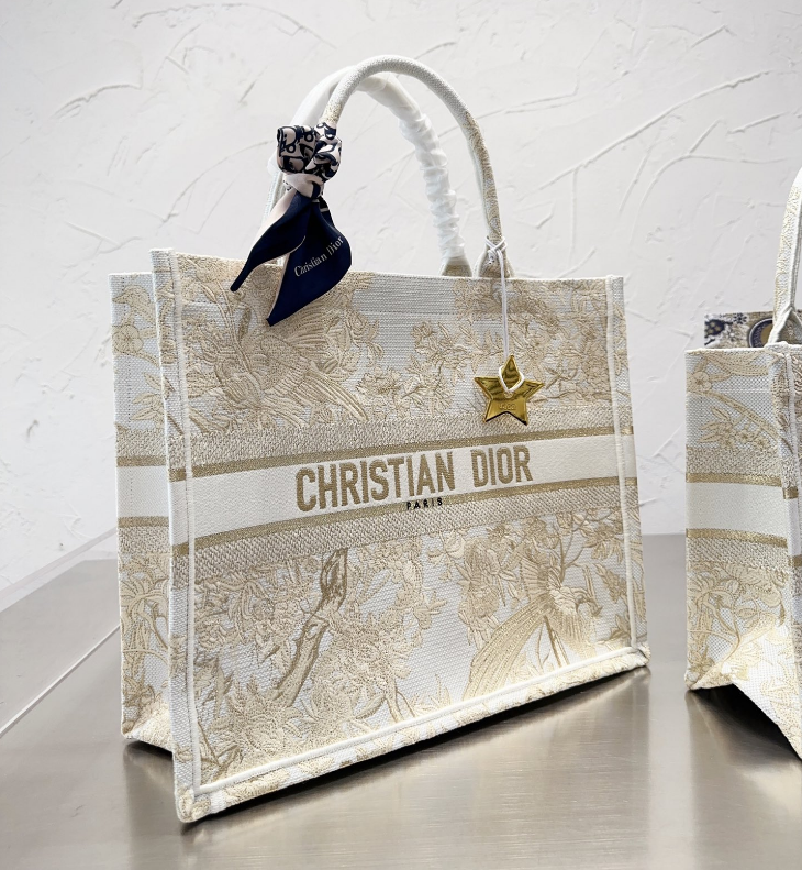 【新作】DIOR BOOK TOTE ミディアムバッグ